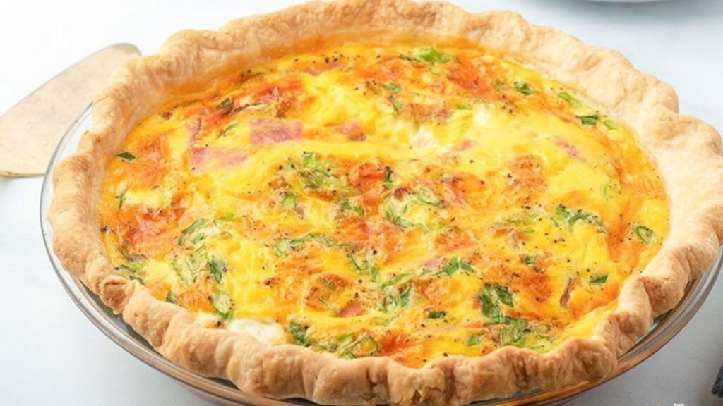 A quiche made of ham and cheese